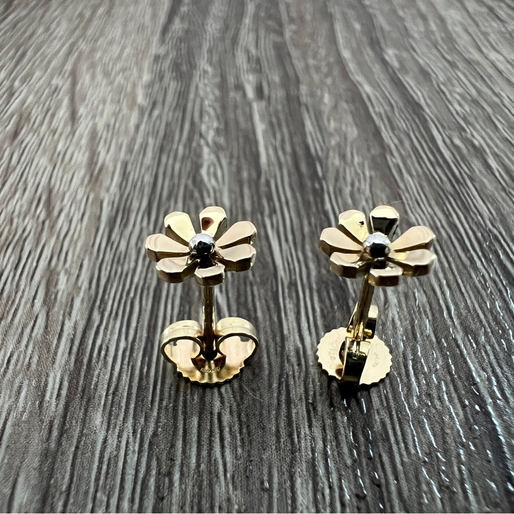Mini daisy earrings